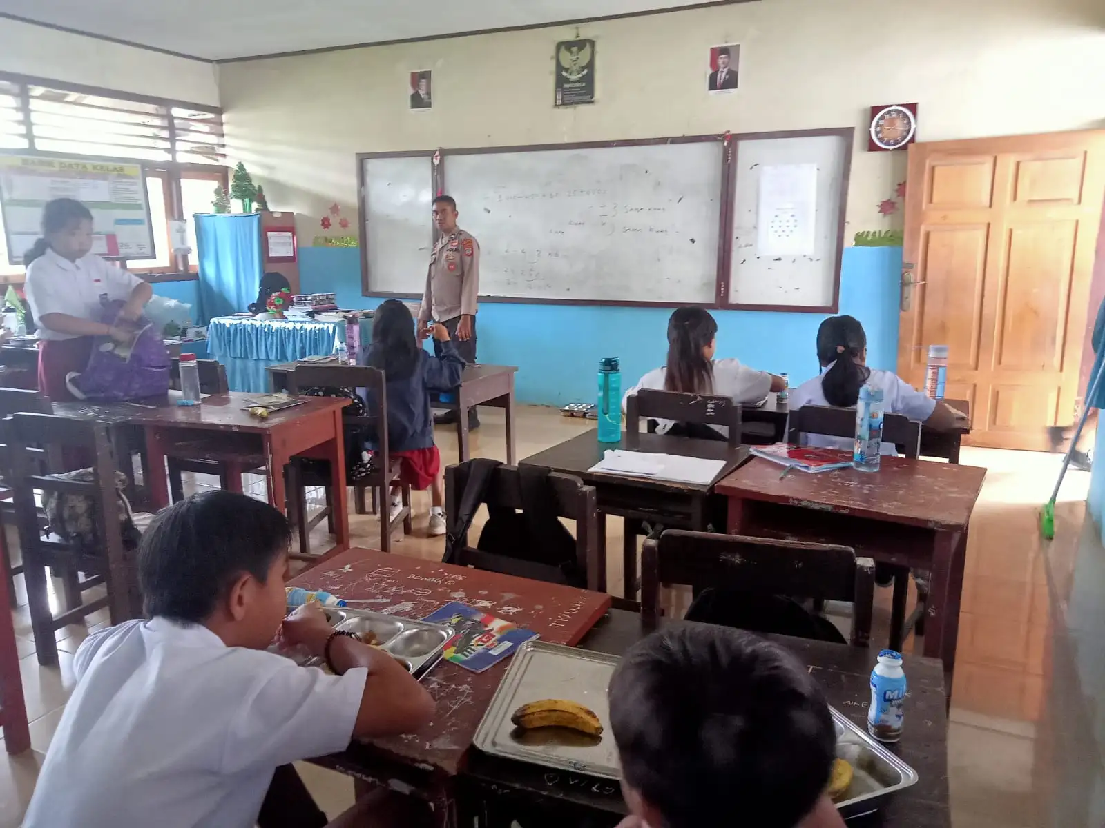 Polisi Kawal Penyaluran Makanan Bergizi untuk 1.164 Siswa di Langowan Utara